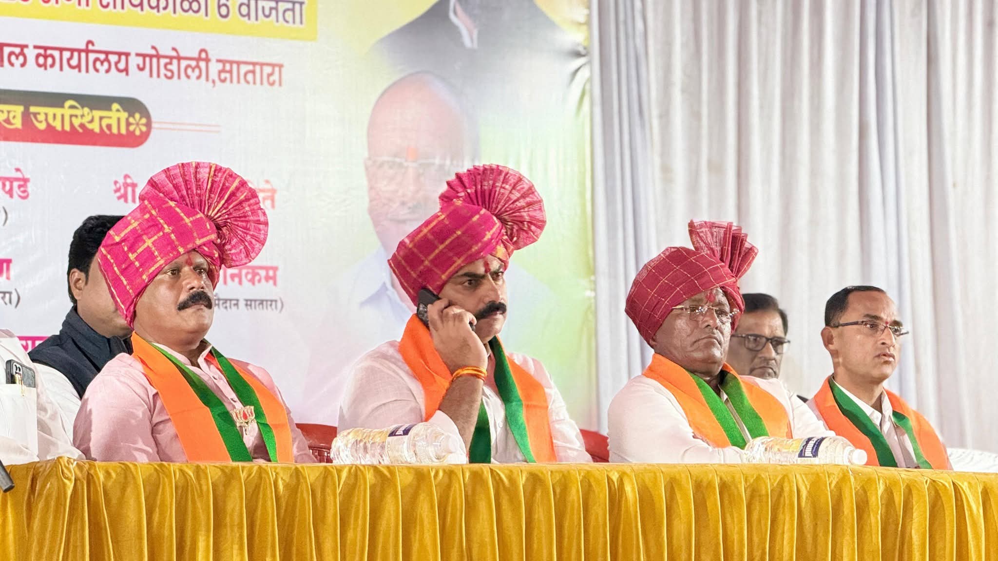 रहिमतपूर नगरपालिका निवडणुकीमध्ये अभूतपूर्व ऐतहासिक विजय मिळवल्याबद्दल कराड उत्तरे आमदार मा. मनोज दादा घोरपडे यांचे अभिनंदन केले.